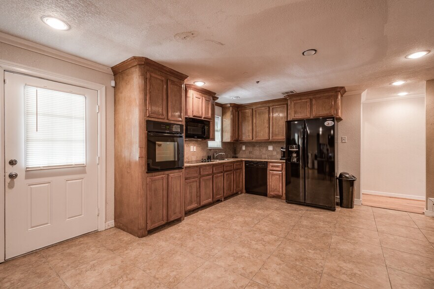 More Photos Of 16111 Porter Ln, Porter Flex For Sale