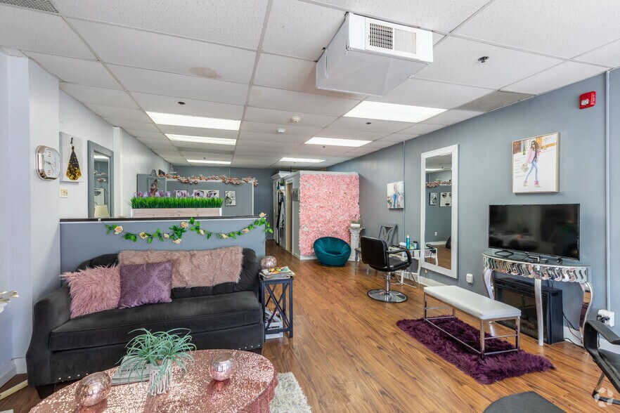 More Photos Of 82 Main St, East Hampton Apartments For Lease