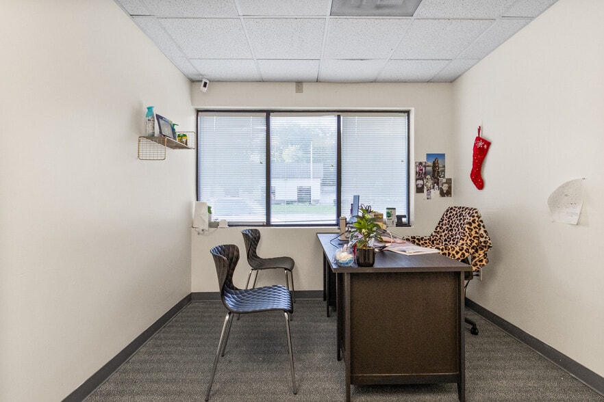 More Photos Of 1119-1123 Merriam Ln, Kansas City Office For Sale