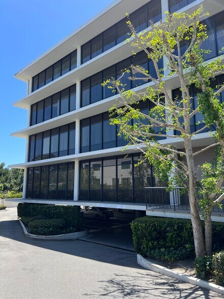 More Photos Of 567 San Nicolas Dr, Newport Beach Office For Lease