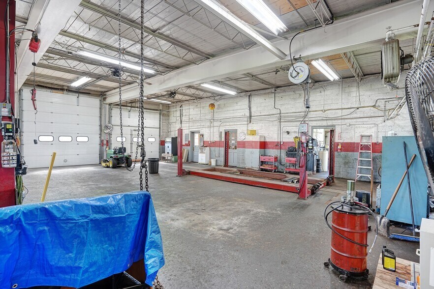 More Photos Of 1955 N Main St, Sheffield Auto Repair For Sale