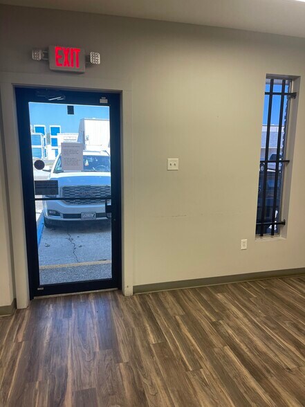 More Photos Of 2032 Wooddale Blvd, Baton Rouge Office For Lease