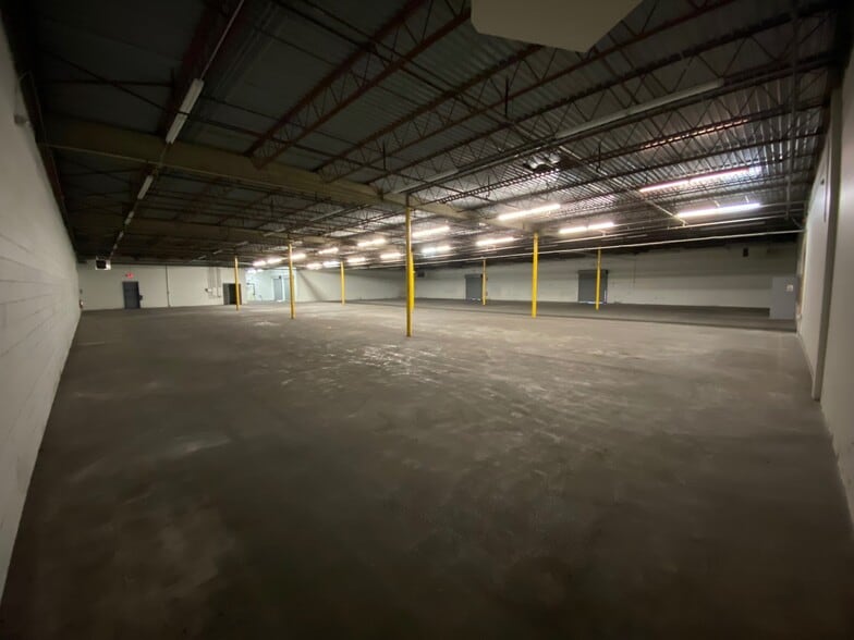 More Photos Of 9797-10161 E Admiral Pl, Tulsa Showroom For Lease