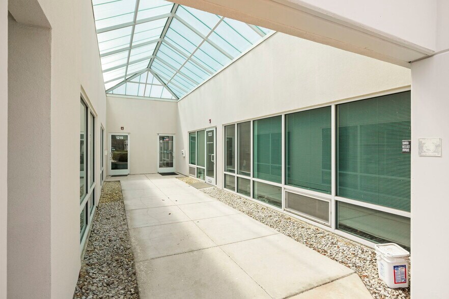 More Photos Of 1211-1231 W Lakeview Ct, Romeoville Medical For Sale