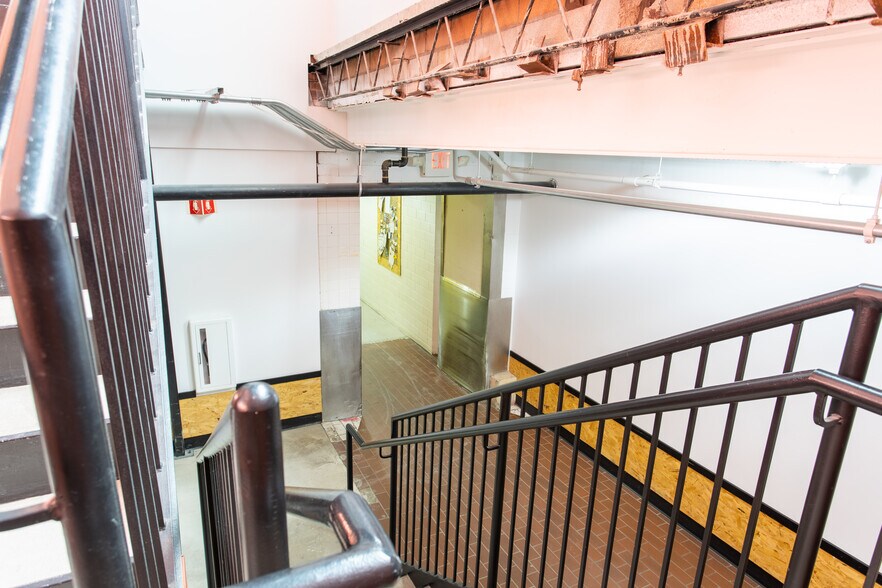 More Photos Of 2112 Broadway St NE, Minneapolis Showroom For Lease