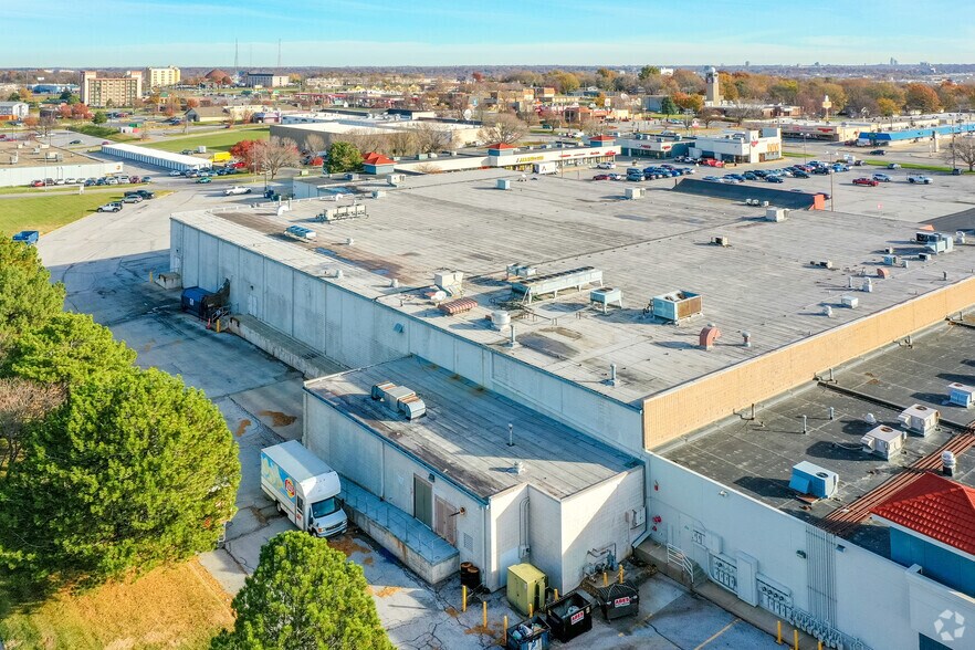 More Photos Of 5110 S 108th St, Omaha Supermarket For Lease