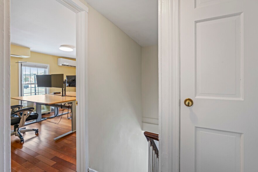 More Photos Of 4235 Chain Bridge Rd, Fairfax Office For Sale