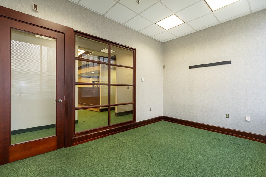 More Photos Of 129 N Main St, Anderson Office For Lease