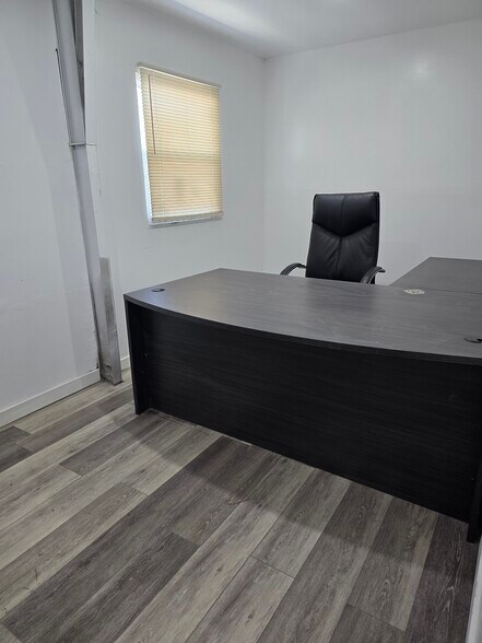 More Photos Of 11118 S Cleveland Ave, Fort Myers Warehouse For Lease