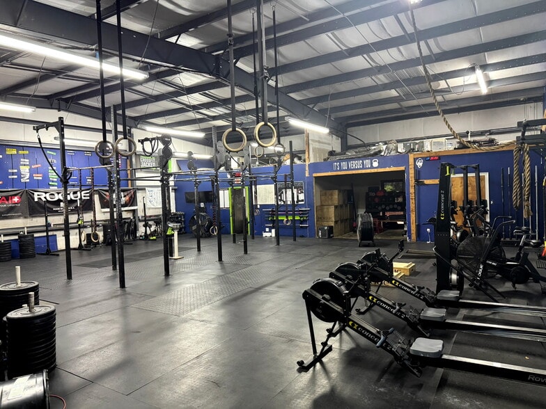 More Photos Of 6901 Moffett Rd, Mobile Showroom For Lease