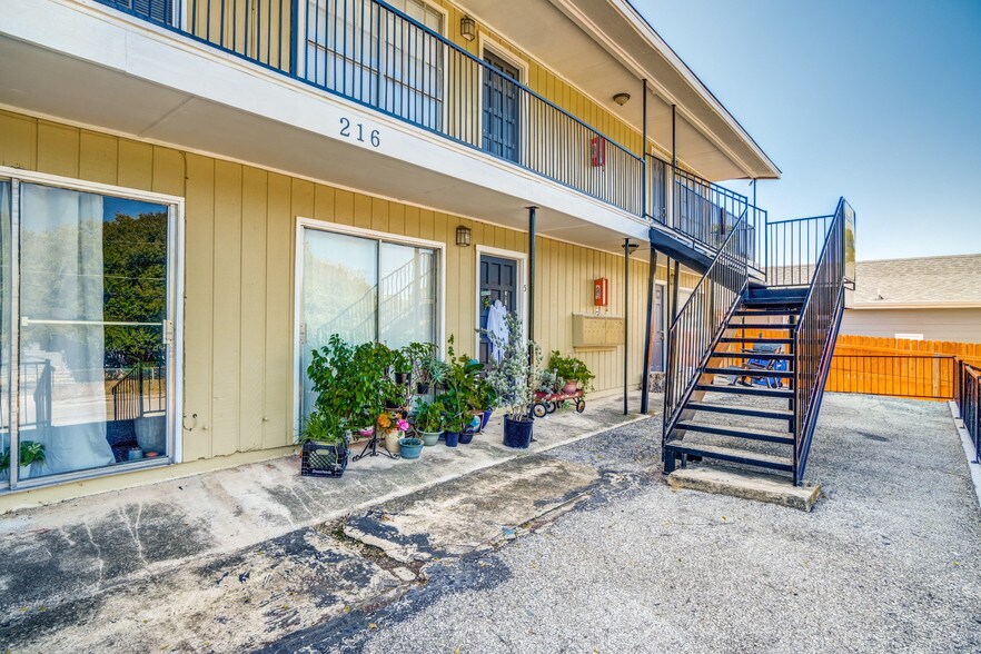 More Photos Of 216 Lucas St, San Antonio Apartments For Sale