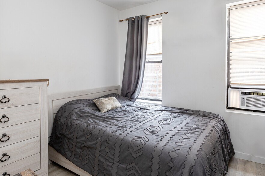More Photos Of 3545 Crescent St, Astoria Apartments For Sale