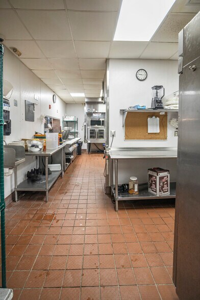More Photos Of 762 Veterans Pky, Hinesville Restaurant For Sale