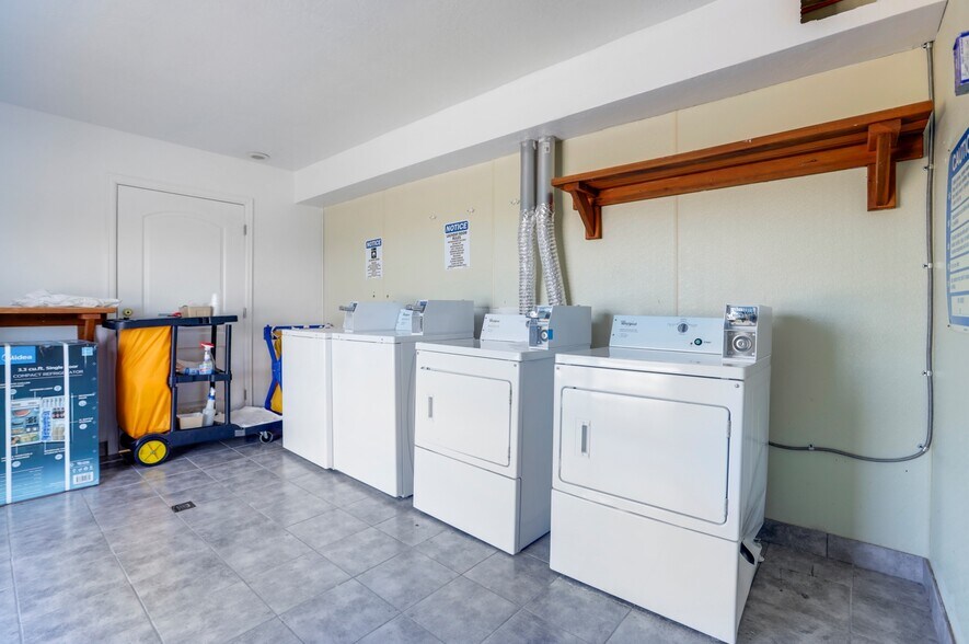 More Photos Of 2019 N Poplar St, Leadville Hotel For Sale