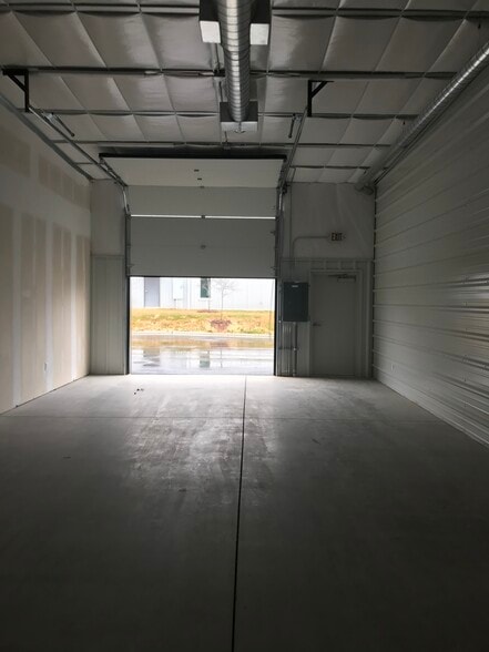 More Photos Of 8-20 Glenn Willow Dr, Arden Flex For Lease