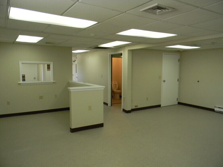 More Photos Of 39 Elmvale Pl, Pittsfield Warehouse For Lease