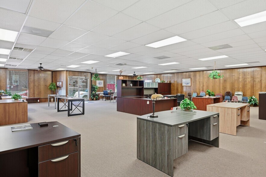 More Photos Of 156 Central Ave NW, Cleveland Convenience Store For Sale