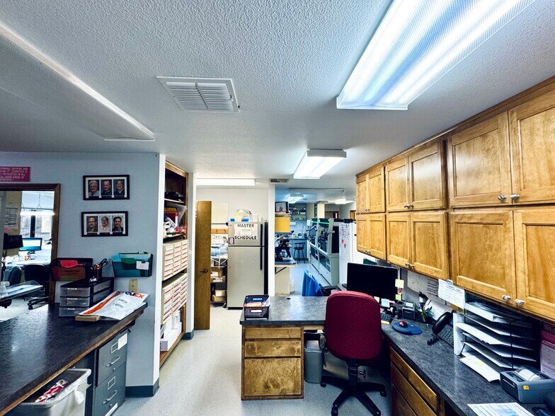 More Photos Of 2036 Railroad Ave, Redding Office For Sale