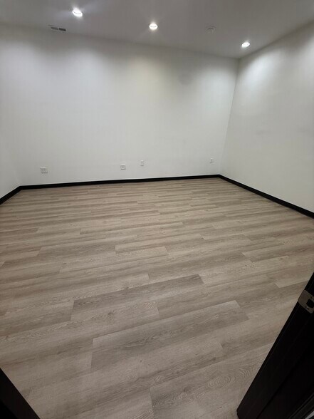 More Photos Of 5324-5326 W 16th St, Indianapolis Storefront Retail Office For Lease