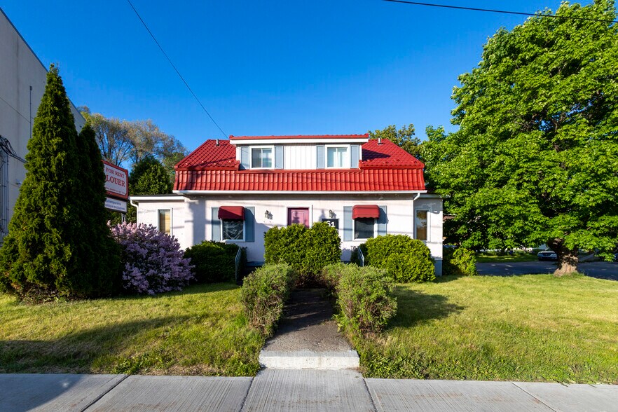 More Photos Of 61 Boul Grand, L'Île-Perrot Office For Lease