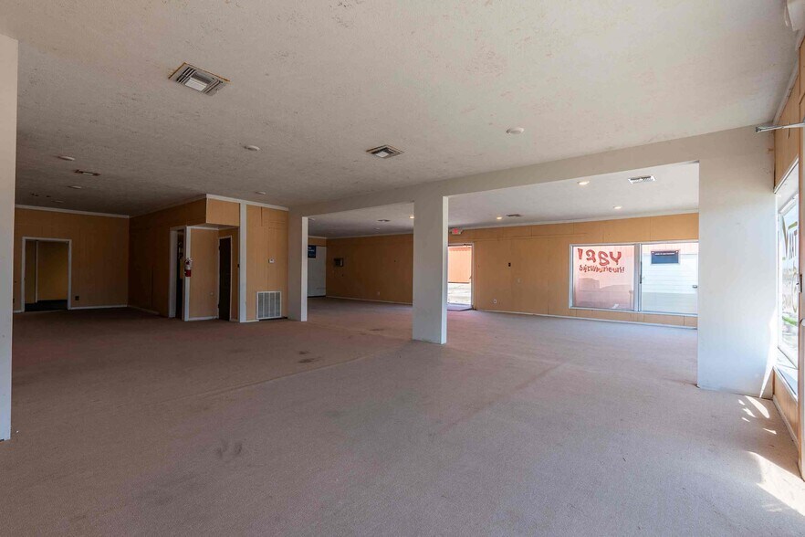 More Photos Of 1502 S Texas Ave, Bryan Light Distribution For Lease