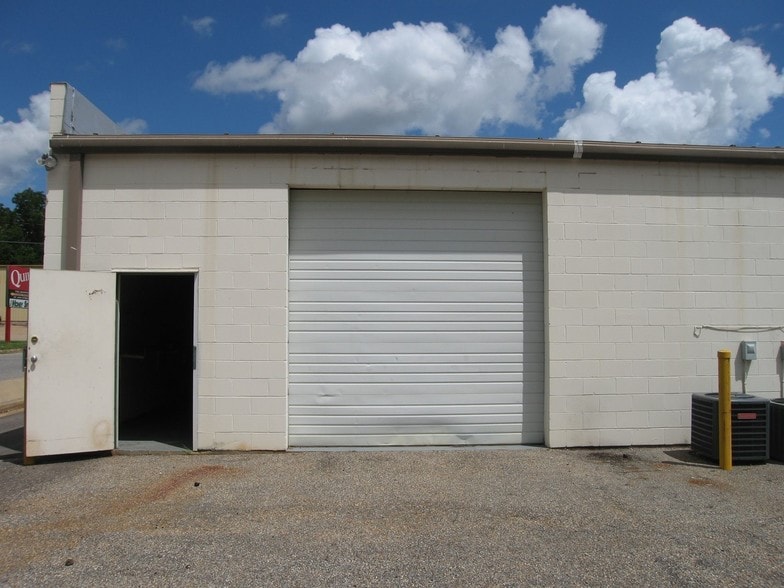 More Photos Of 2750-2774 Poplar St, Montgomery Light Distribution For Lease