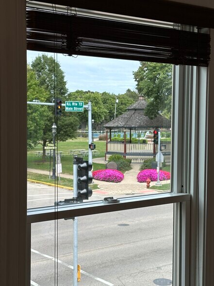More Photos Of 501 W Main St, West Dundee Storefront Retail Office For Lease