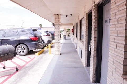 More Photos Of 1927 W Oaklawn Rd, Pleasanton Hotel For Sale
