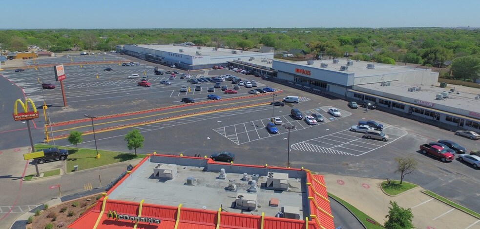 More Photos Of 2550 W Red Bird Ln, Dallas Unknown For Lease