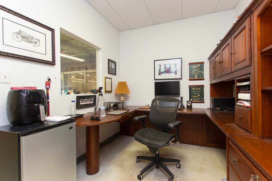 More Photos Of 4058 S Memorial Pky, Huntsville Warehouse For Sale