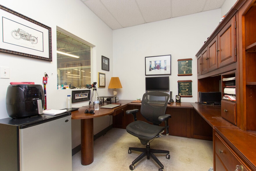 More Photos Of 4058 S Memorial Pky, Huntsville Warehouse For Sale