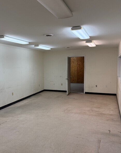 More Photos Of 572 3rd Ave Ext, Rensselaer Light Manufacturing For Lease