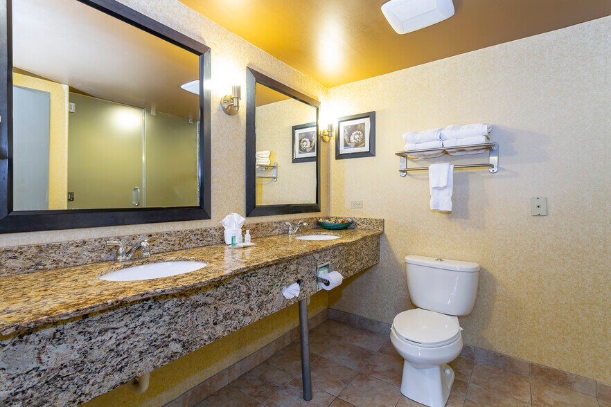 More Photos Of 933 S Riverside Dr, Elmhurst Hotel For Sale