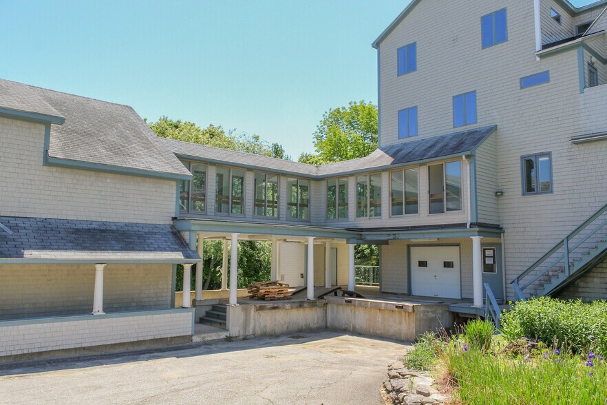 More Photos Of 680 Commercial St, Rockport Flex For Sale