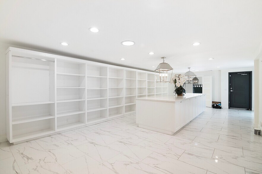 More Photos Of 6017 Melrose Ave, Los Angeles General Retail For Sale