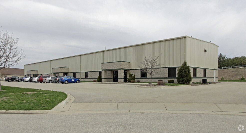 More Photos Of 410-420 Winfield Ct, Slinger Flex For Sale