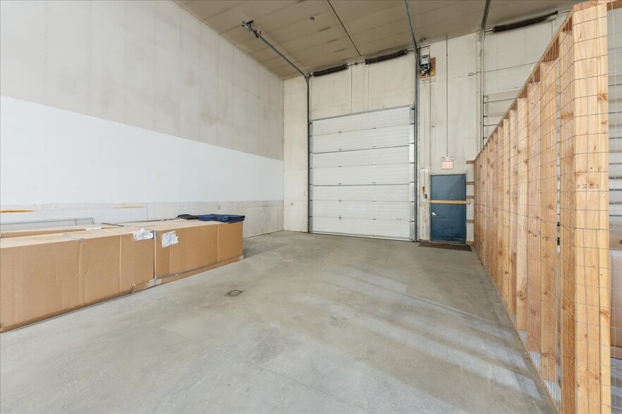 More Photos Of 3408 International St, Fairbanks Warehouse For Lease