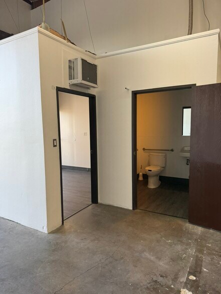 More Photos Of 1390 E Burnett St, Signal Hill Unknown For Lease