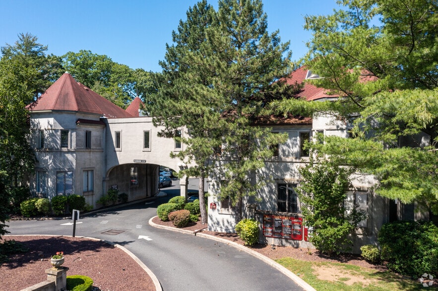 Primary Photo Of 130 Maple Ave, Red Bank Medical For Lease