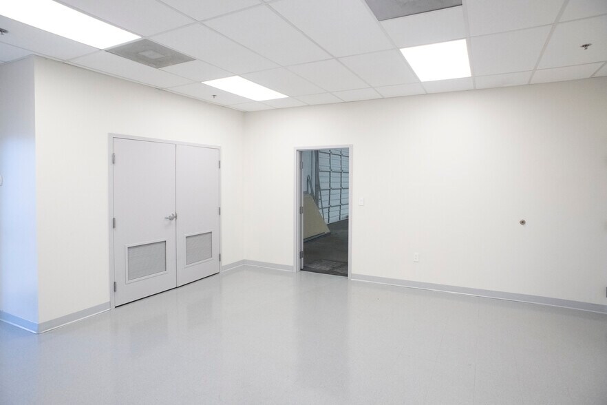 More Photos Of 3338-3344 Democrat Rd, Memphis Distribution For Lease