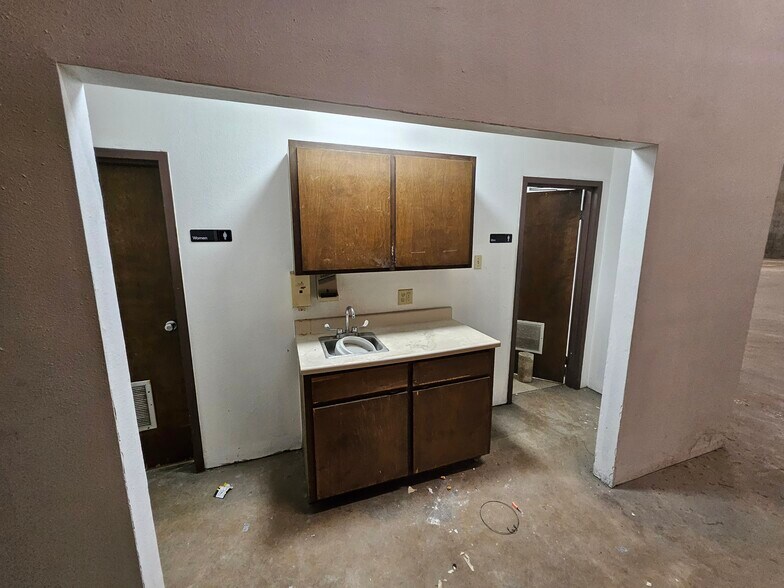 More Photos Of 157 Lone Star Blvd, San Antonio Warehouse For Lease