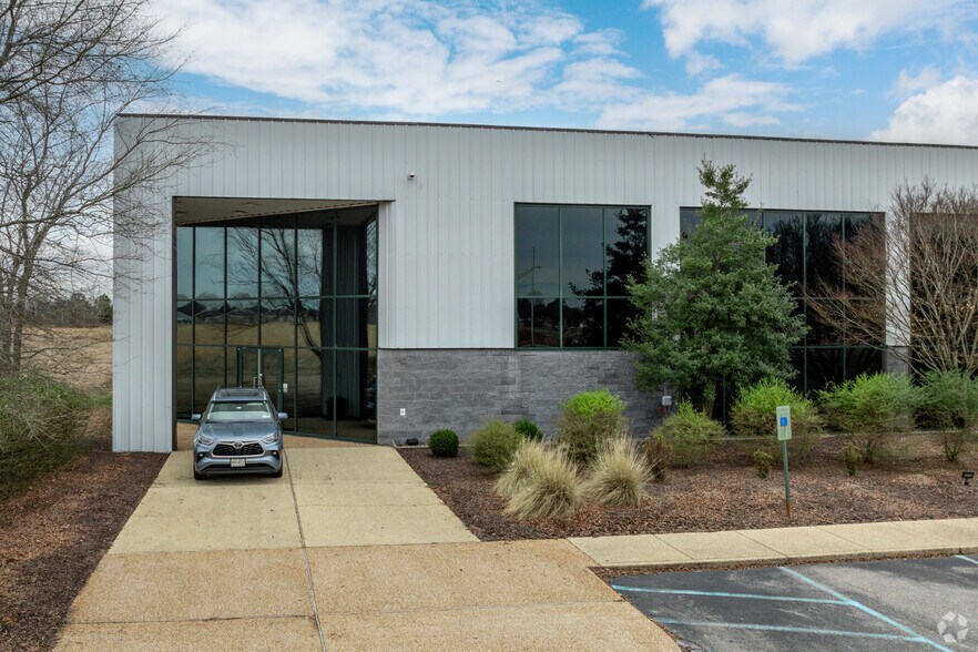 More Photos Of 221 Progress Pky, Franklin Warehouse For Lease