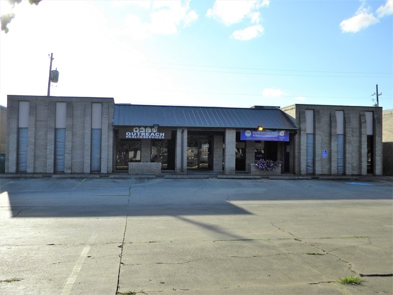 Primary Photo Of 4405 Lilac Ln, Victoria Medical For Sale