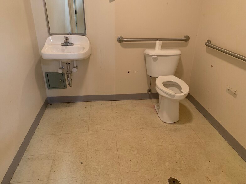 More Photos Of 250 Highlands Square Dr, Hendersonville Unknown For Lease