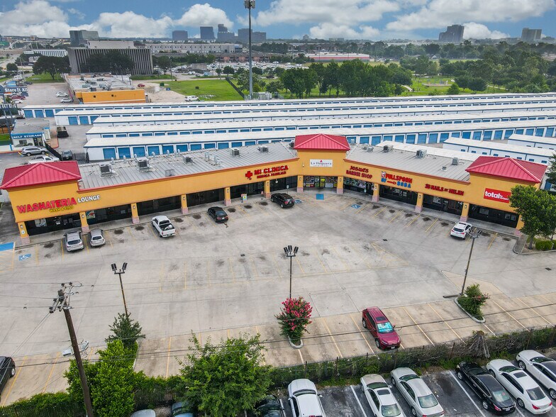 More Photos Of 11818 Airline Dr, Houston General Retail For Sale