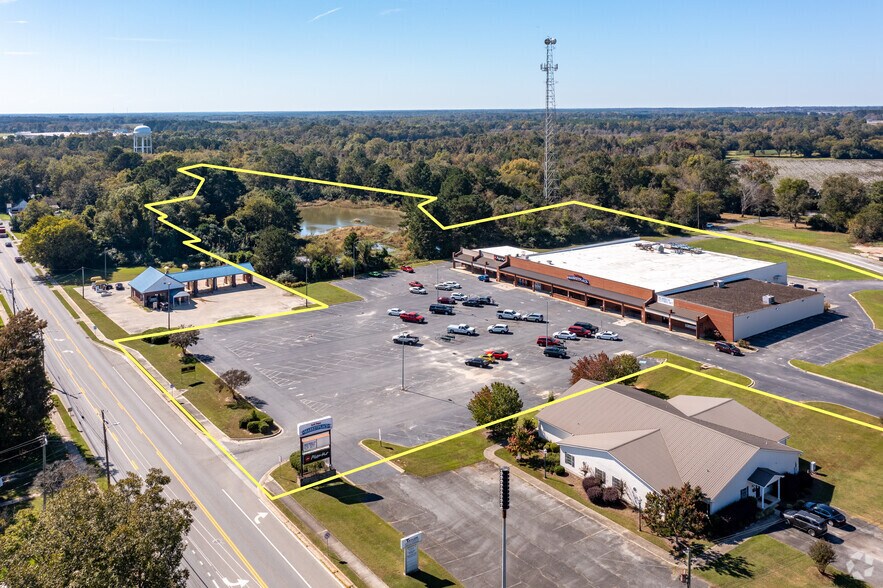 More Photos Of 140 W Dykes St, Cochran Supermarket For Lease