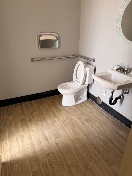 More Photos Of 872 E Sahara Ave, Las Vegas Medical For Lease