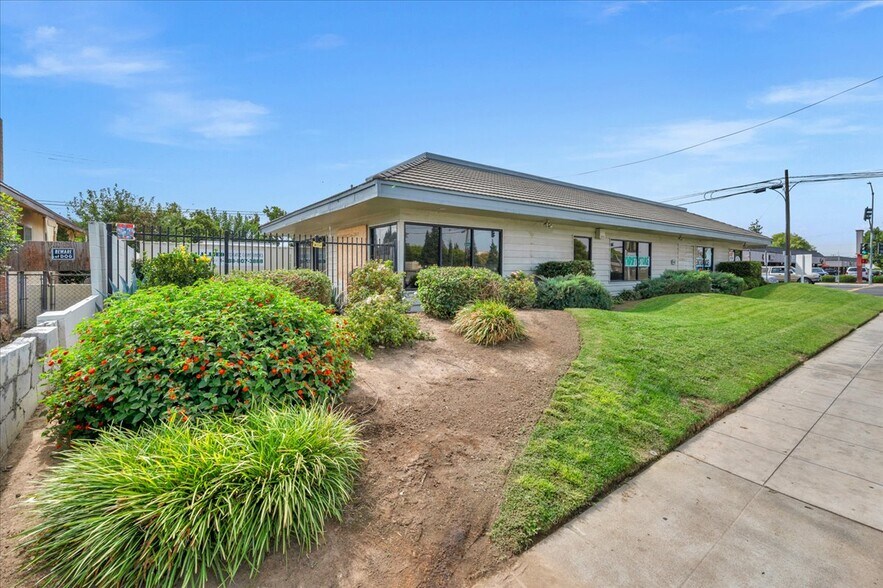 More Photos Of 445 W Dakota Ave, Fresno Office Residential For Sale