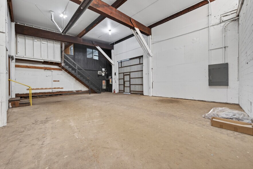 More Photos Of 2150 Cross St, Eugene Service For Lease