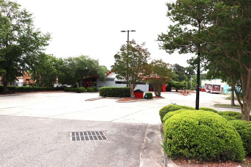 More Photos Of 8232 Market St, Wilmington Freestanding For Sale